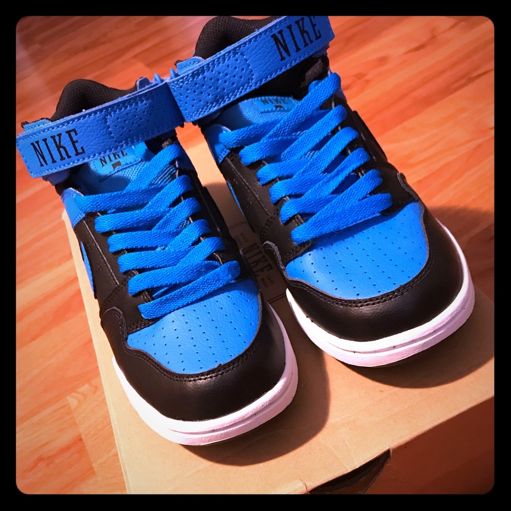 NWT - Nike Mogan Mid Jr 2, size 4.5Y